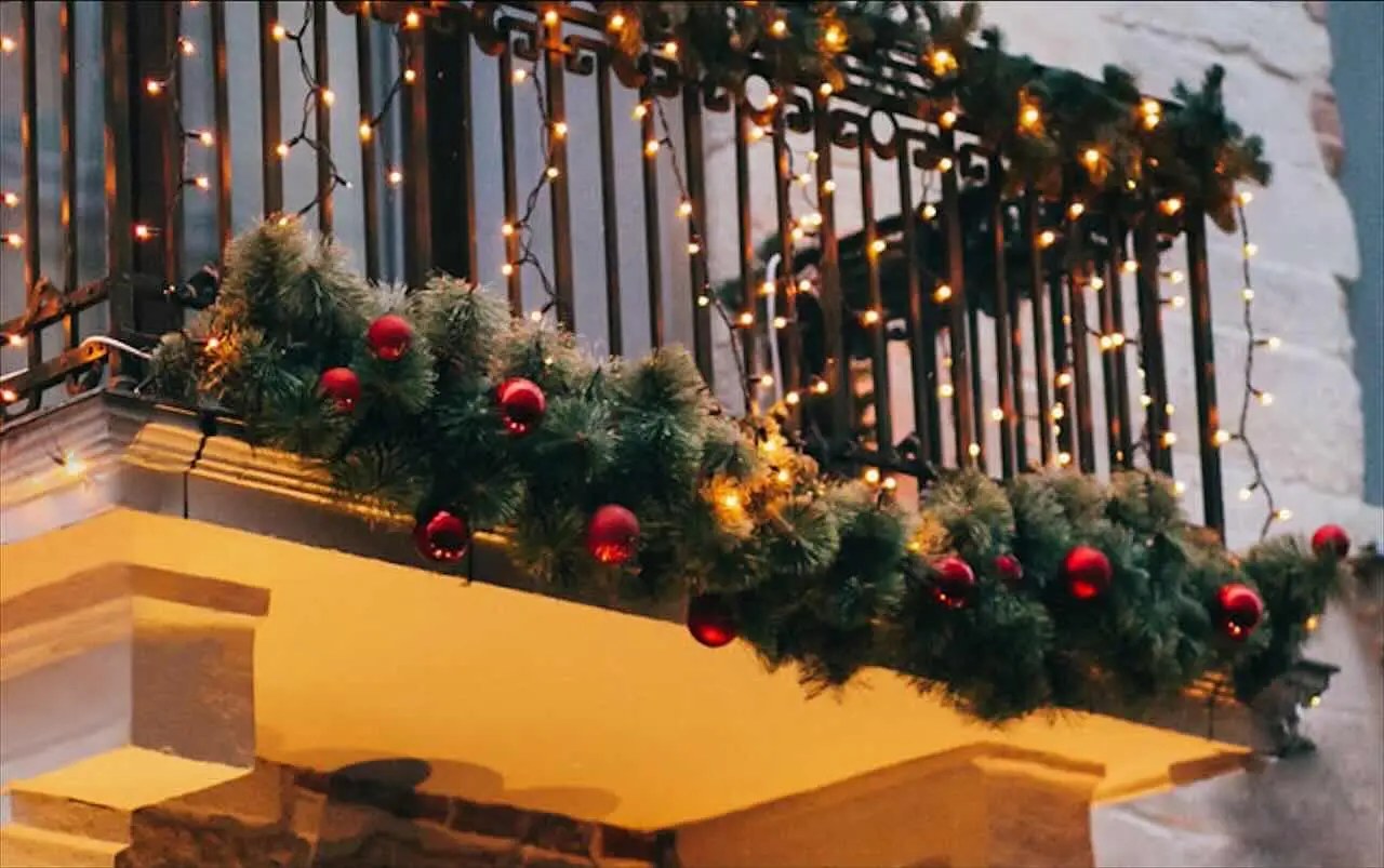 Come Mettere Luci Di Natale Sul Balcone Senza Presa Come mettere le luci di Natale sul balcone: ecco i tre consigli dell